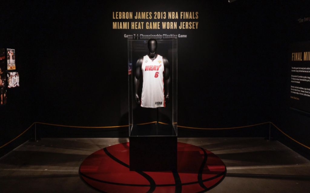 Camiseta histórica de LeBron James es vendida por más de 3 mdd