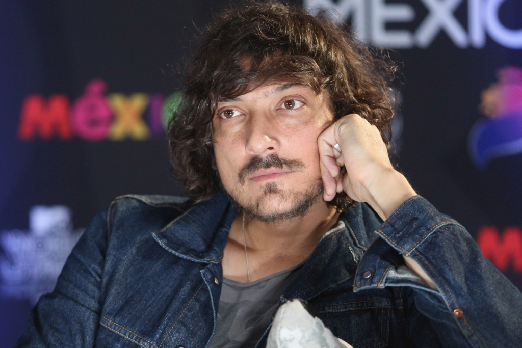 3 Canciones Que No Conocías De León Larregui Que Nos Harán Suspirar En El Vive Latino 2023 Adr 