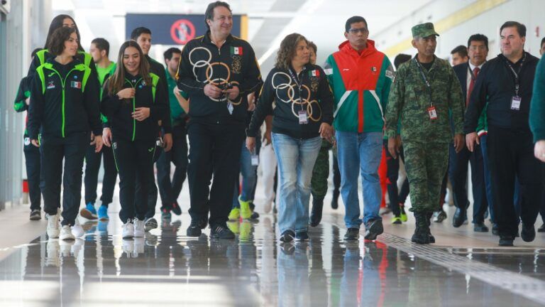 Atletas y medallistas olímpicos visitan el AIFA