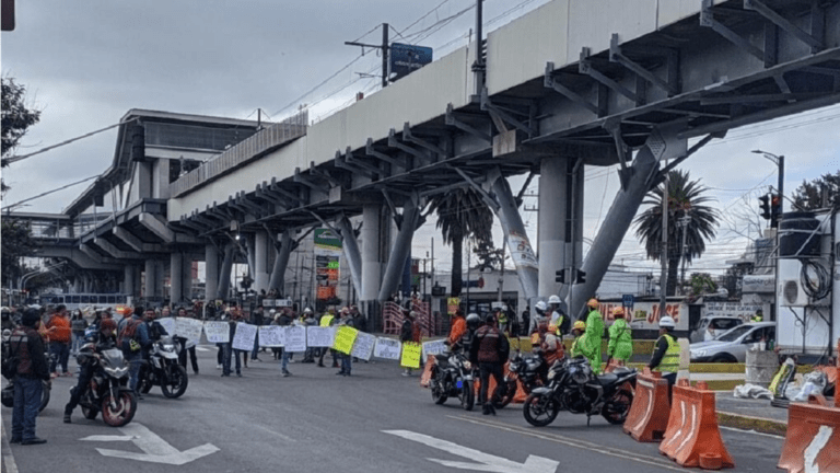 Caos en Avenida Tláhuac: comerciantes afectados por la Línea 12 del Metro marchan protestando