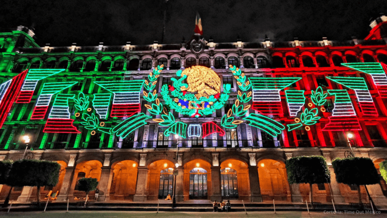 Alumbrado por Fiestas Patrias en el Zócalo de CDMX 2023.