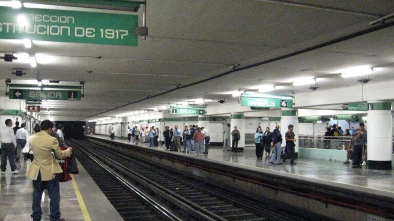 En la Línea 8 del metro se registran problemas