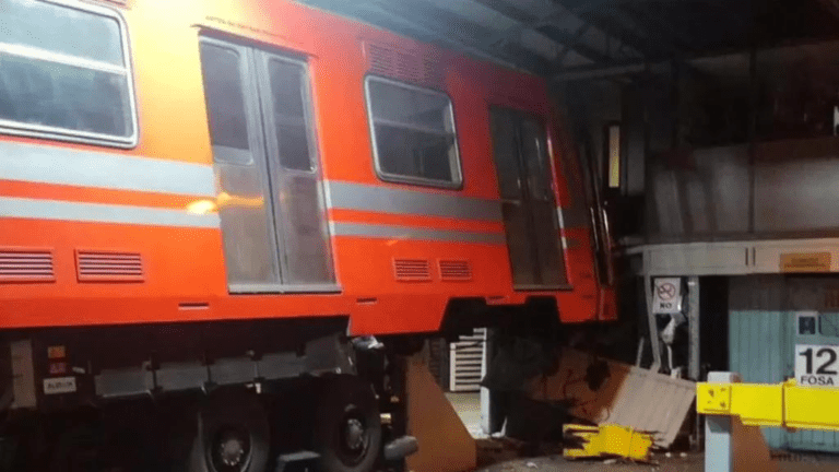 Conductora Resulta Herida En Choque De Tren En La CDMX