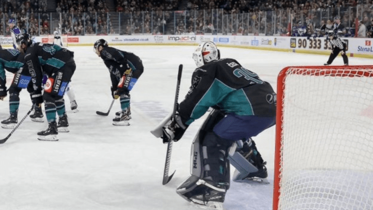 Petr Cech Realiza un Debut Histórico como Jugador de Hockey sobre Hielo con los Belfast Giants