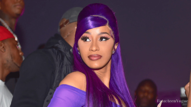 Cardi B: Más Allá del Micrófono, una Trayectoria Imparable