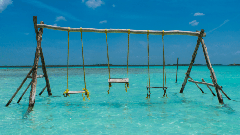 Bacalar: La Laguna de los Siete Colores