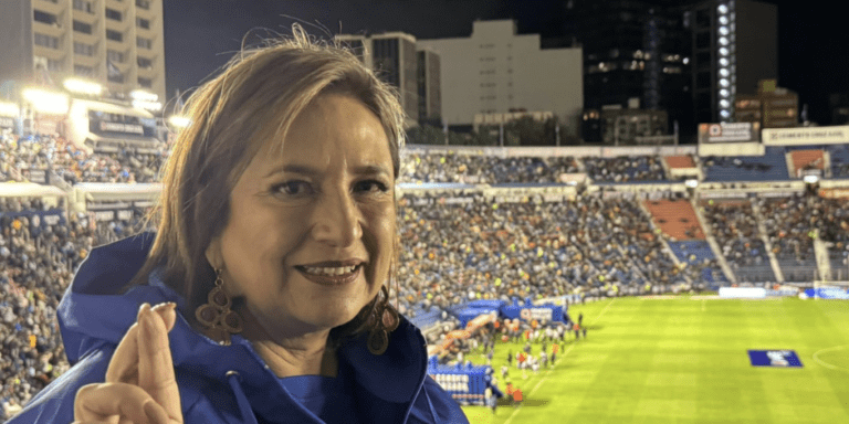 Xóchitl Gálvez: Apoyo Incondicional al Cruz Azul en Enfrentamiento Épico contra Tigres en el Estadio Ciudad de los Deportes.