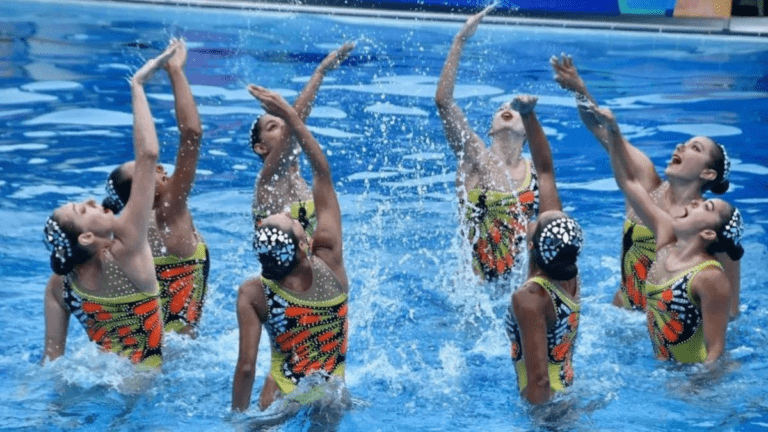 Nado Sincronizado: La Belleza Acuática Sobre el Agua