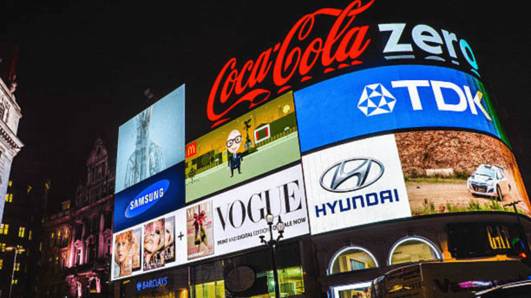 Descubre el Poder de los Carteles Publicitarios: Cómo Captar la Atención de tu Audiencia