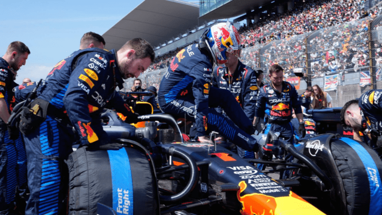 ¡Red Bull arrasa en el Gran Premio de Japón! Verstappen y Checo Pérez lideran el podio