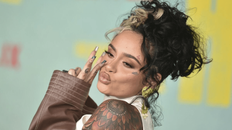 La Resiliente Trayectoria de Kehlani: De las Calles a los Escenarios Mundiales