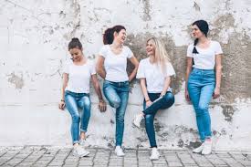 Las blusas blancas en tendencia para llevar con jeans en verano 2024.