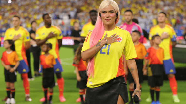 Karol G Cumple un Sueño al Cantar el Himno de Colombia en la Final de la Copa América