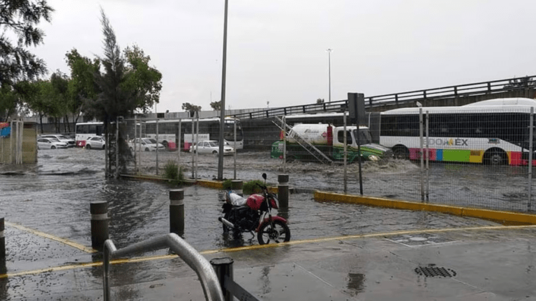 Fuerte lluvia en la CDMX causa inundaciones en Indios Verdes