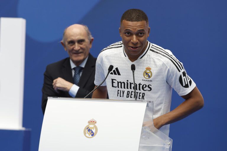 Kylian Mbappé Llega al Real Madrid y Rinde Homenaje a Cristiano Ronaldo