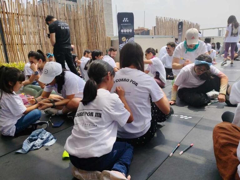 Pequeñas de Casa Hogar Las Mercedes conviven con corredores previo al Medio Maratón Ciudad de México.