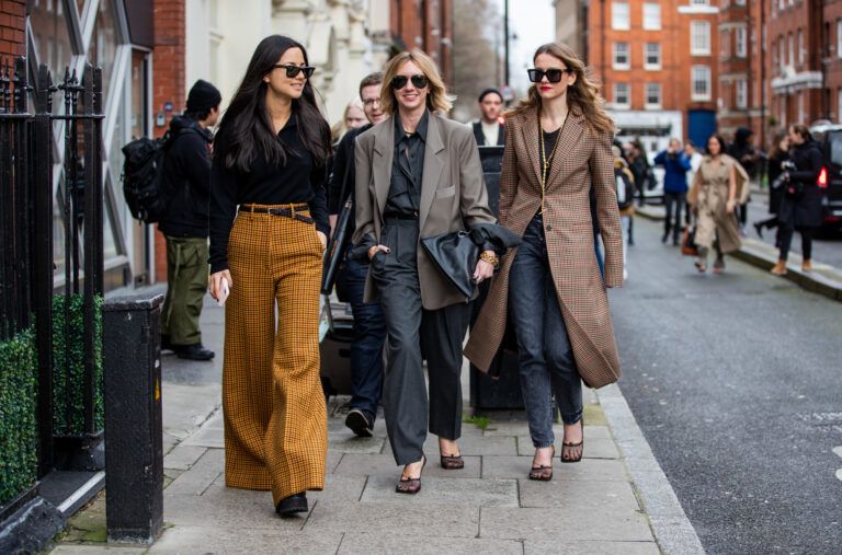 GUÍA DE ESTILO: CÓMO LLEVAR SANDALIAS ELEGANTES CON JEANS GRISES EN VERANO 2024