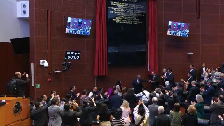 Lema de la UNAM al Muro de Honor del Senado