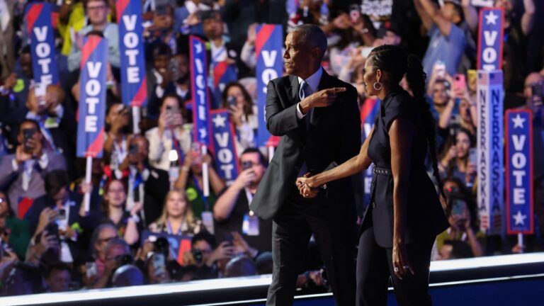 CONVENCIÓN NACIONAL DEMÓCRATA 2024: BARACK Y MICHELLE OBAMA BRILLAN EN EL SEGUNDO DÍA DEL EVENTO