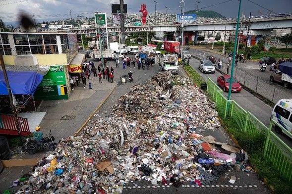 Cierre en Avenida Bordo de Xochiaca: Recolectores de Basura de Chimalhuacán Exigen Acción Contra Extorsiones