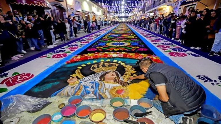 Celebración Huamantleca: Alfombras de Arte Efímero y Música de Carlos Rivera en Honor a la Virgen