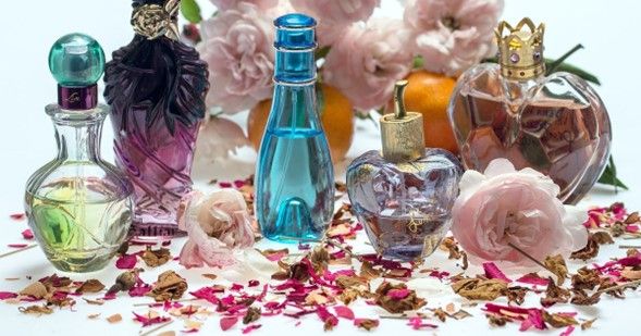 LOS MEJORES PERFUMES DE LOS 90 QUE ESTÁN DE REGRESO EN 2024