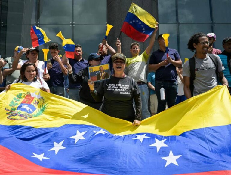 VENEZUELA EN CRISIS: MASIVAS PROTESTAS OPOSITORAS EXIGEN “LIBERTAD” TRAS REELECCIÓN DE MADURO