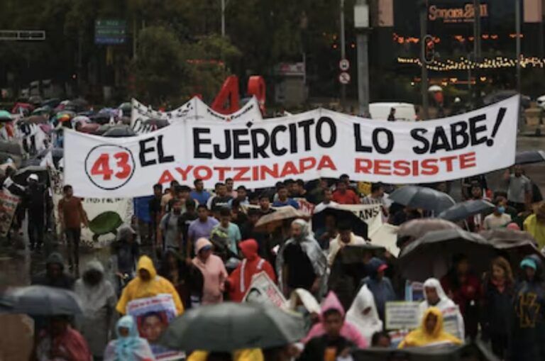 Normalistas de Ayotzinapa se manifiestan frente al Congreso de Guerrero en el décimo aniversario de la desaparición de los 43