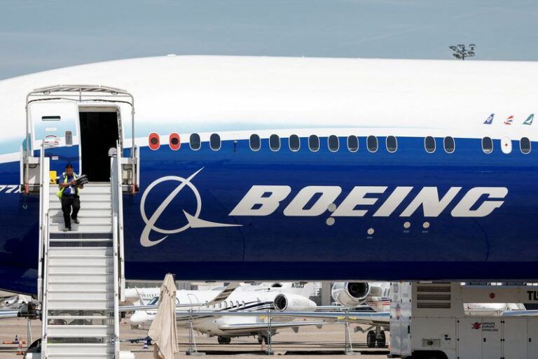 Trabajadores de Boeing rechazan oferta y extienden huelga en Seattle