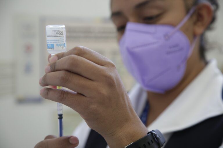 Vacunación contra Influenza y COVID-19: ¿Cuándo arranca la campaña del IMSS para el invierno 2024-2025?