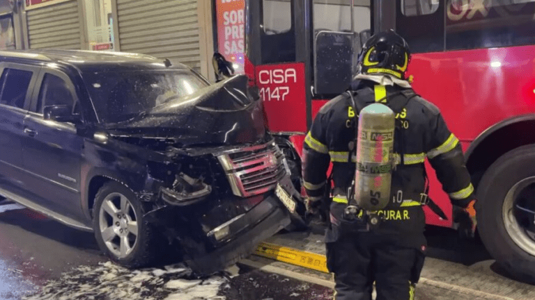 Camioneta blindada libera gas pimienta tras colisión con el Metrobús, afectando a policías y peatones