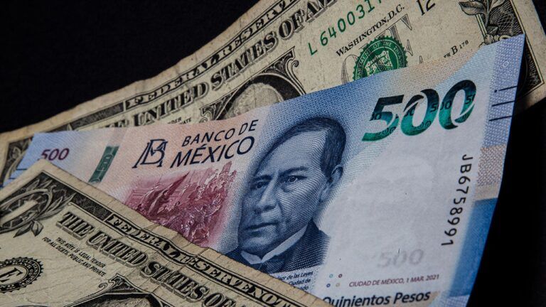 El Peso se Desliza: Caída del 0.76% Ante el Ascenso del Dólar y Expectativas de la Fed