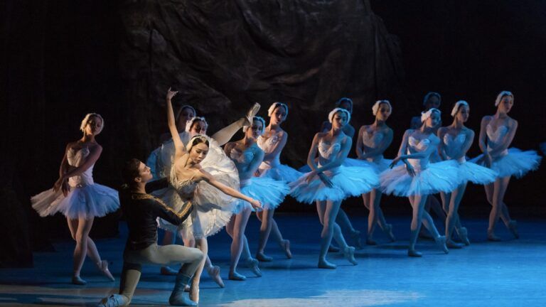 Lago de los cisnes deslumbra con su magia en el Auditorio Nacional