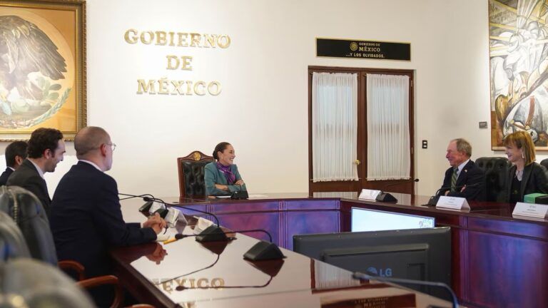 Claudia Sheinbaum y Michael Bloomberg se reúnen en el Palacio Nacional