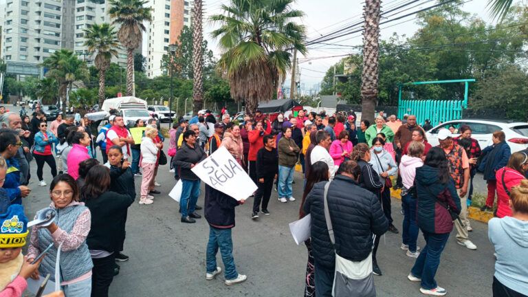 Desabasto de Agua en Colonia Independencia: Vecinos Bloquean Avenida para Exigir Suministro