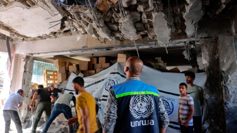 Prohibición de Israel a UNRWA: Consecuencias Humanitarias y Reacciones Globales