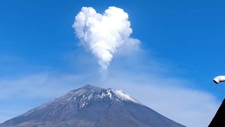 Espectáculo en el cielo: Popocatépetl emite una fumarola en forma de corazón