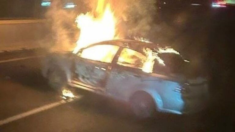 Hallan tres cuerpos en un vehículo incendiado en la autopista México-Puebla.