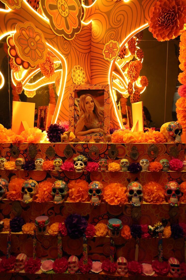 Espejos: Un tributo de color y memoria en el Antiguo Colegio de San Ildefonso