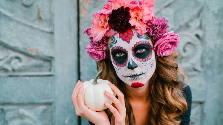 Peinados de Catrina: Elegancia y Tradición para el Día de Muertos