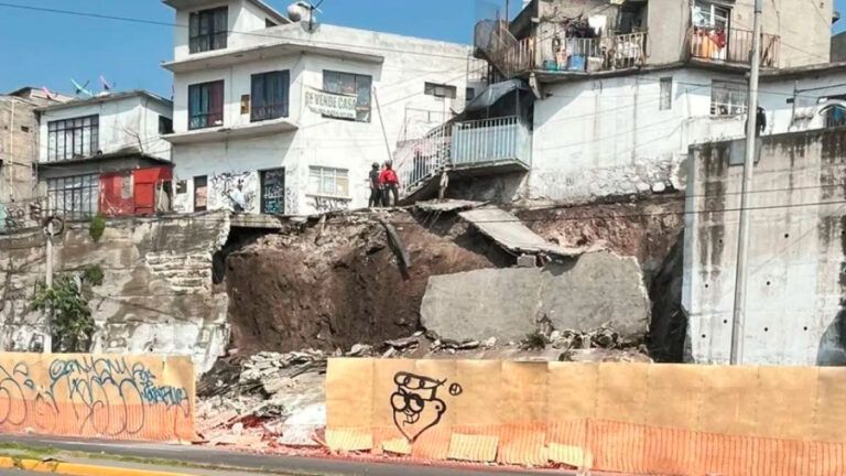 Derrumbe en Tlalnepantla: Evacúan a 16 personas tras colapso de talud y muro de contención