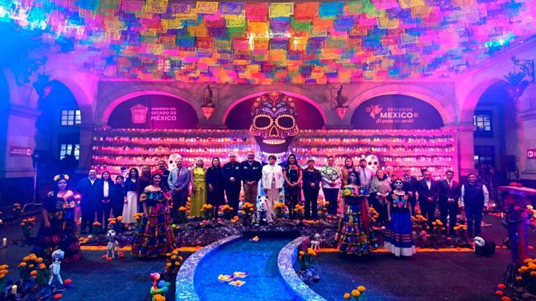 Ofrenda Monumental en Toluca: Un Viaje Cultural y Tradicional que Captura Multitudes