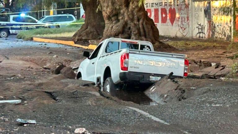 Socavón en Ecatepec: Inician Reparaciones Tras Caída de Camioneta en Avenida Pirules