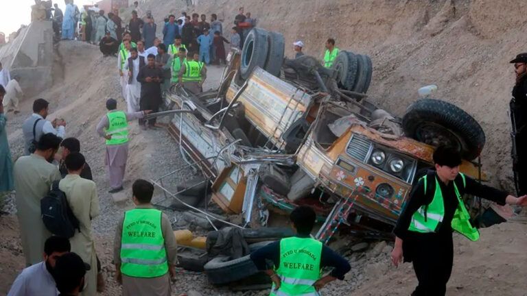 Tragedia en Pakistán: 27 muertos en un accidente de autobús durante una boda