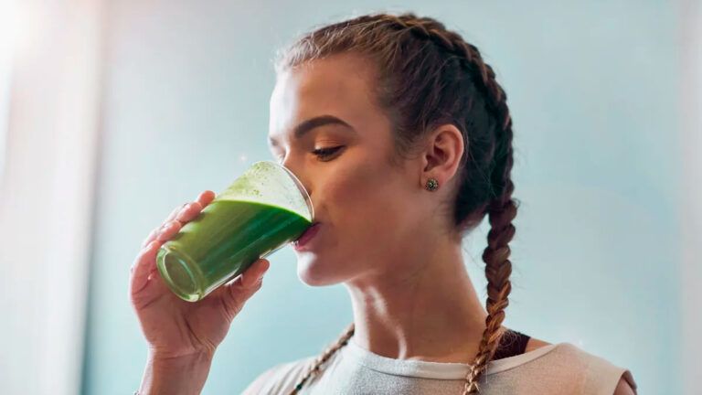 Mujer Radiante: Descubre los Beneficios de los Jugos Verdes en las Mañanas