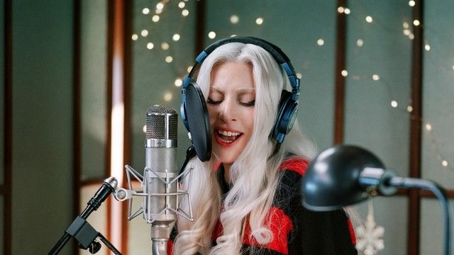 Lady Gaga pone el toque rockero a la Navidad con su versión de Santa Claus Is Coming To Town