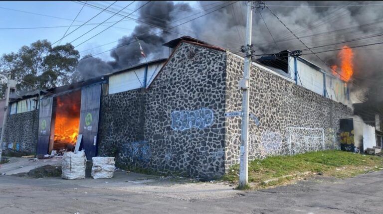 Sofocan bomberos fuerte incendio en Tlalpan; el himo se observaba a kilómetros de distancia