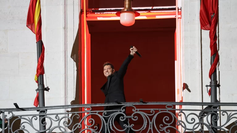 David Bisbal contagia el espíritu navideño en la Puerta del Sol