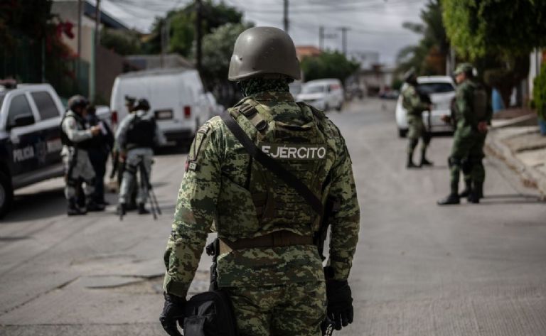 Mueren dos militares por explosión de mina en Buenavista, Michoacán