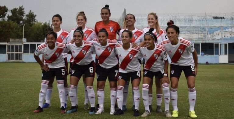 “Escándalo en la Copa Femenina: Jugadoras de River Plate detenidas por insultos racistas en partido contra Grêmio”